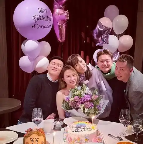 赌王三太罕露面穿花棉袄发福明显,前儿媳离婚后变化大