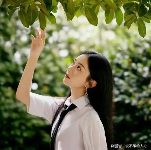 赵丽颖玩出校园风新高度,青色短裙搭配白色短袖衬衣分外清纯