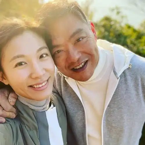 34岁阔太李美慧下田插秧接地气,与大25岁富豪老公同框像女儿