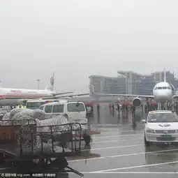 虹桥机场两客机擦撞拼出剪刀手