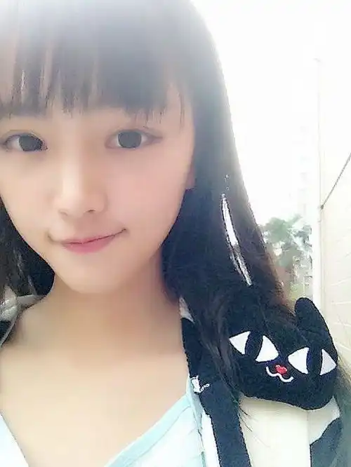 武大女神极度小清新篮球场上诠释校园风