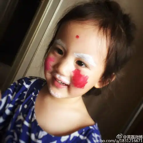 翻了一下黄磊微博,妹妹人儿一岁多就曝光正面了,...