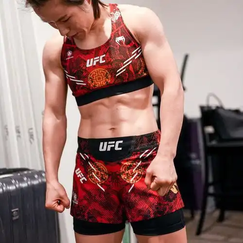 身材炸裂张伟丽获特制战衣,融入中国龙和铜钱元素