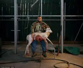 血腥非洲狩猎游戏少女徒手杀雄鹿