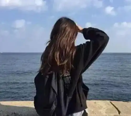 心理测试那个背影像你,测出你在什么时候达到了智力的顶峰