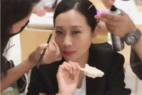 她是春晚常客,丈夫去世后她淡出娱乐圈,痴情的女星