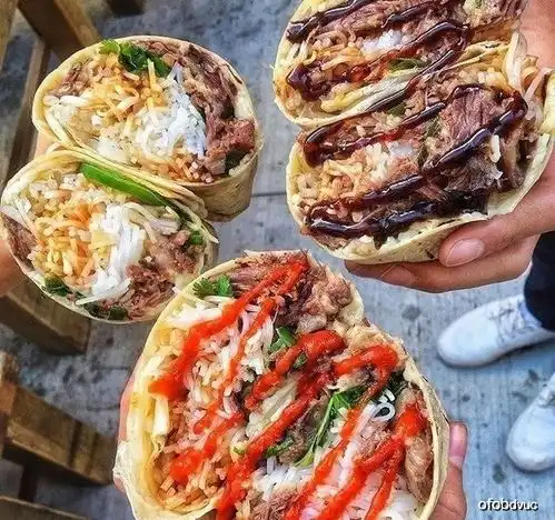 经过外国人改良的煎饼果子,竟卖一百块钱一个,真是让人大跌眼镜