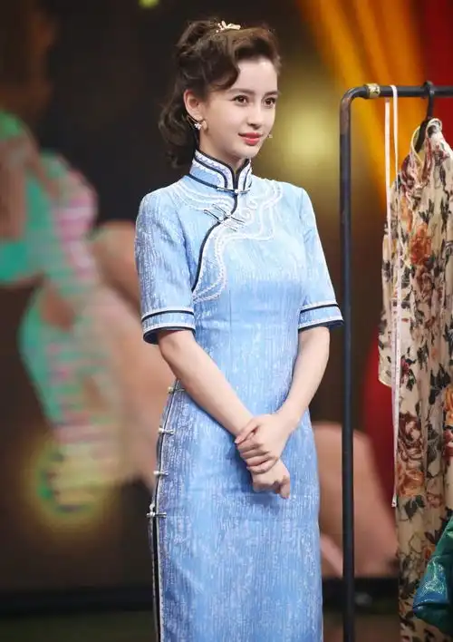 关晓彤与baby同台穿旗袍,小蛮腰大长腿风情万种,怎么穿都好看