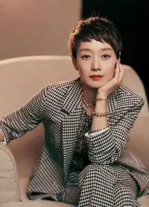 43岁马伊琍真会玩在裤脚剪开小口,不仅不丑,还美出新高度
