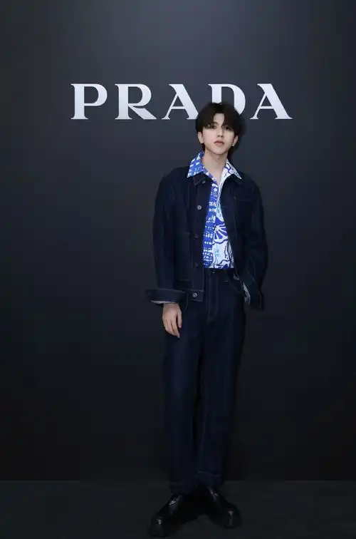 易烊千玺蔡徐坤同穿一套衣服,果然帅哥品味都一样