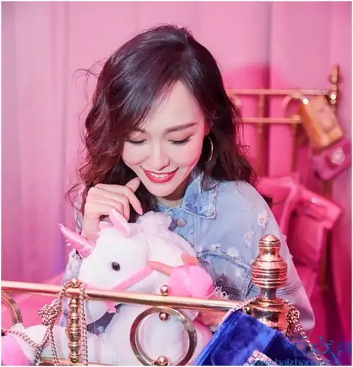 唐嫣卷发现身时装周,杨颖玩的是优雅高贵风也被错认,秀智还是甜