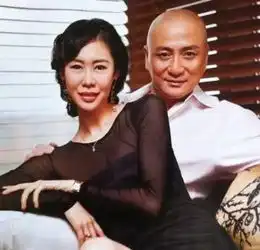 15岁结识张艺谋,43岁老公出轨离婚,45岁带娃嫁给小15岁男友......如今46岁的她越活越年轻