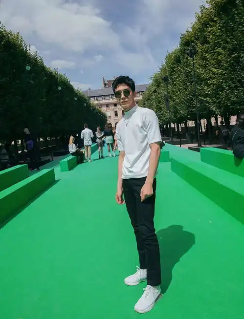 jstyledaily刘昊然井柏然简约白t现身lv大秀yohjiyamamoto19春夏男装秀,将黑色美学进行到底