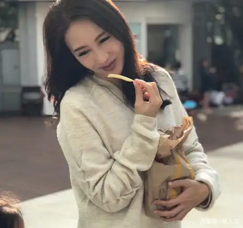 50岁黎姿优雅亮相,穿衬衫配半裙简约显气质,连张柏芝都自叹不如