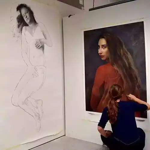 她用一根木炭条画出如此精致细腻的素描