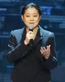 倪萍亮相涂紫色眼影遮老态被评越来越像赵忠祥
