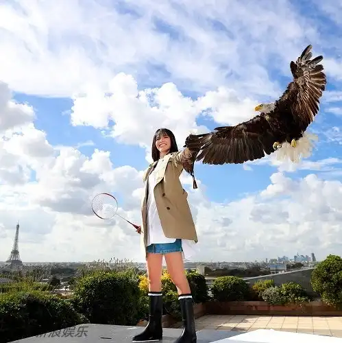 组图力量与美linda巴黎与鹰共舞展野性本色