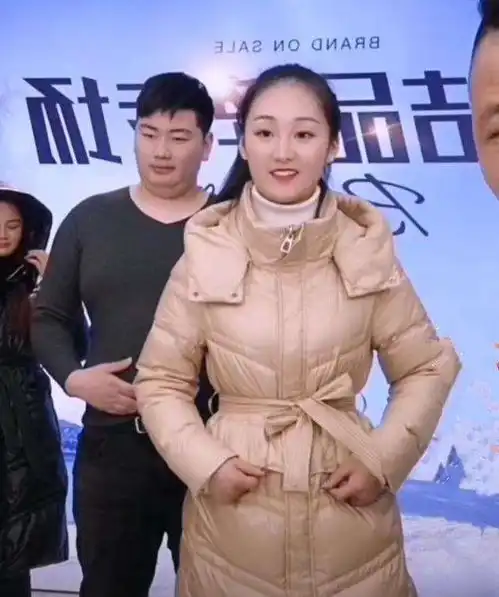 大衣哥儿媳陈亚男直播婚房,床头却不见结婚照,网友骗婚