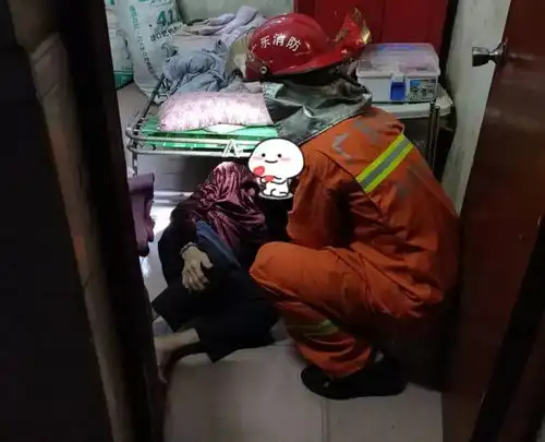 火焰蓝消防救援家中成员被反锁,谢岗消防爬窗救人