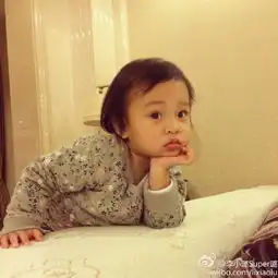 李小璐牵爱女穿校服外出甜馨穿短裙不顾形象劈腿坐组图