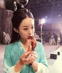 明星片场吃饭显人品,刘德华最接地气吴京最敬业赵丽颖最可爱