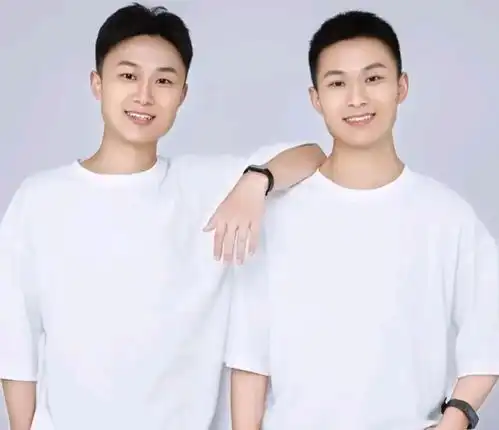 双胞胎一个父姓一个母姓,姥爷给外孙两套房,25年后他们咋样了