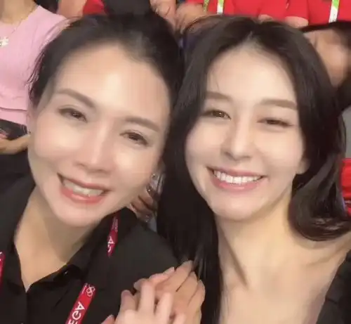 刘诗诗奥运会观赛,侧编发温婉又大气,新中式上衣很吸睛