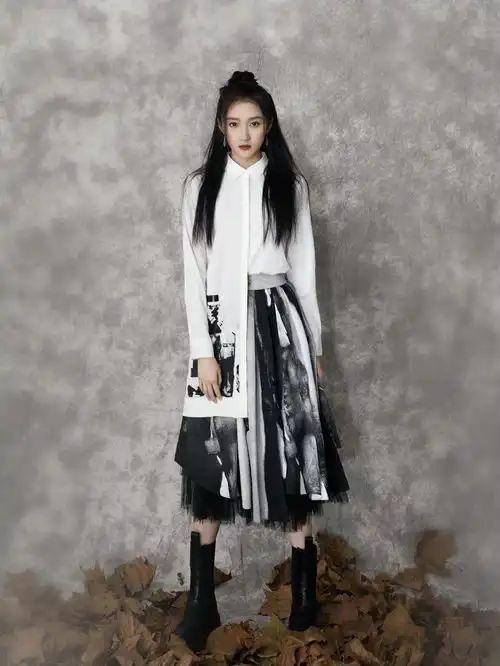 关晓彤身穿水墨中国风服饰亮相节目,江湖女侠既视感,也太美了吧