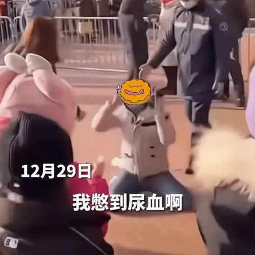 迪士尼超5000人深夜排队买玩偶,有人憋到尿血,到底谁是谁的玩偶