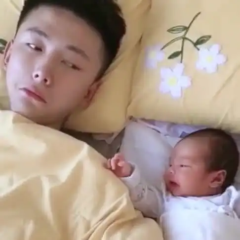 新手爸爸的无奈,为了怕孩子下一秒就开始哭,紧张的动也不敢动
