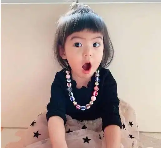 贾静雯的小女儿长开了,一双大眼睛炯炯有神,颜值比姐姐咘咘还高