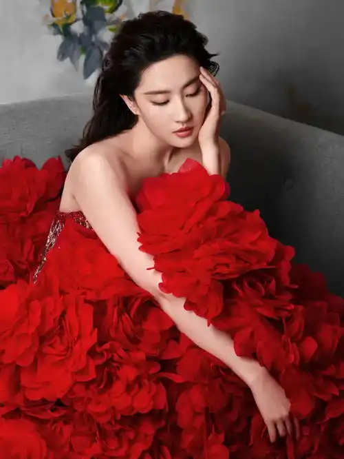 刘亦菲穿抹胸红裙如璀璨玫瑰窈窕身姿优雅性感