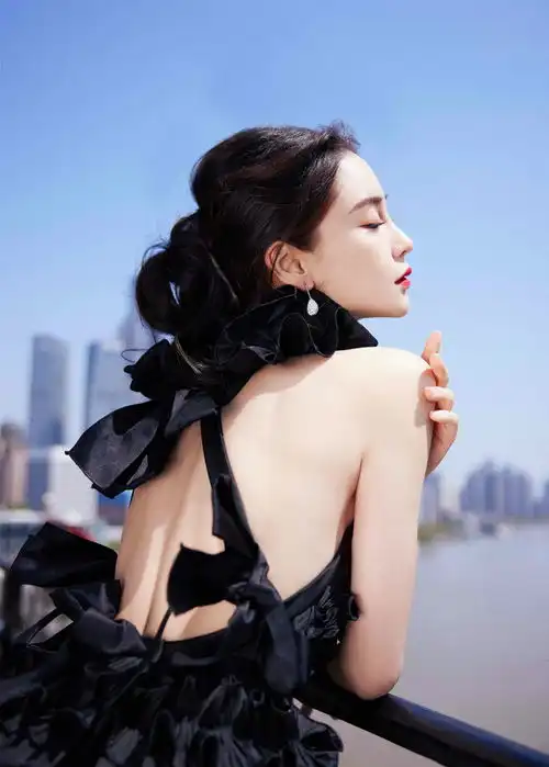 angelababy出席时尚文化大赏黑玫瑰波边裙复古典雅