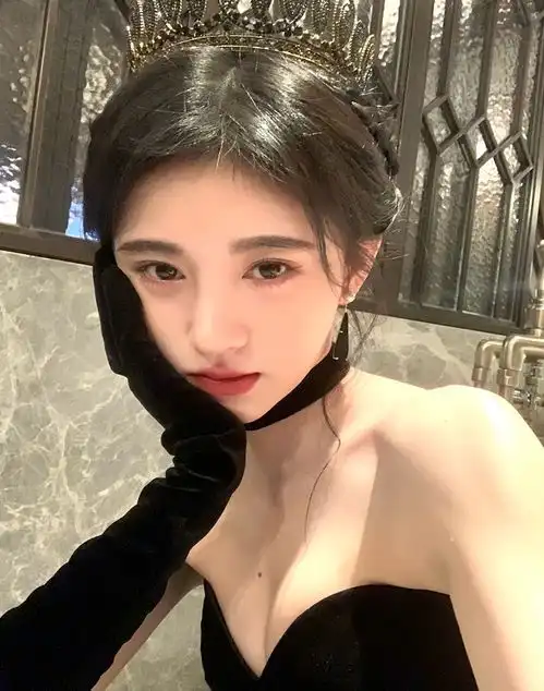鞠婧祎戴粉色假发,造型酷似芭比娃娃,穿小吊带对镜大秀好身材