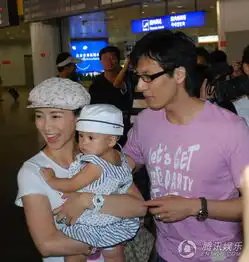 翁虹女儿接妈回家机场大抢风头引粉丝尖叫