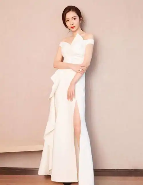 王晓晨才是时髦精一身白色look够高级,搭配尖头高跟鞋洋气