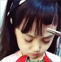 辣妈为省钱给孩子剪刘海,孩子睁眼的瞬间,网友我缺的是刘海