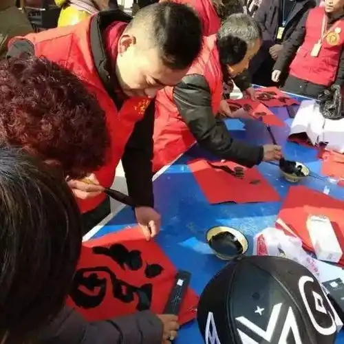 进入腊月,年近了越来越多的年轻人问年味儿到底啥味