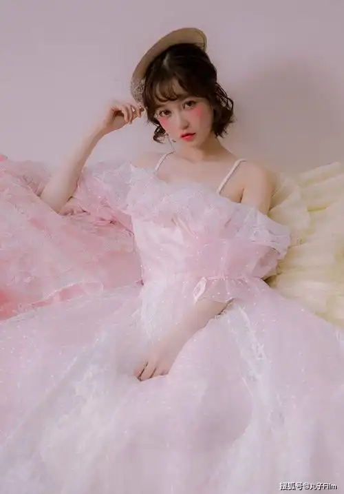 性感美女时尚写真粉红色连衣裙小姐姐漂亮脸蛋白里透红,甜美可爱