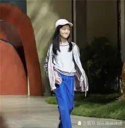 李亚鹏李嫣父女装合照12岁的李嫣身高已超爸爸肩膀长腿抢镜