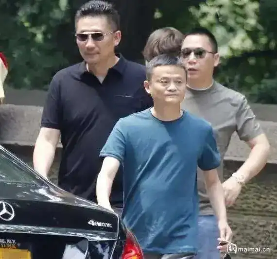 马老师出差去北京,看上了王府井的一套大四合院房,需要1亿