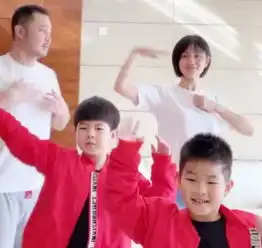 胡可直播跳舞,当沙溢溜到老婆身边一瞬间,两个儿子表情成亮点