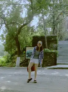 我最先认识你是在照片上,那时的你托腮凝眸