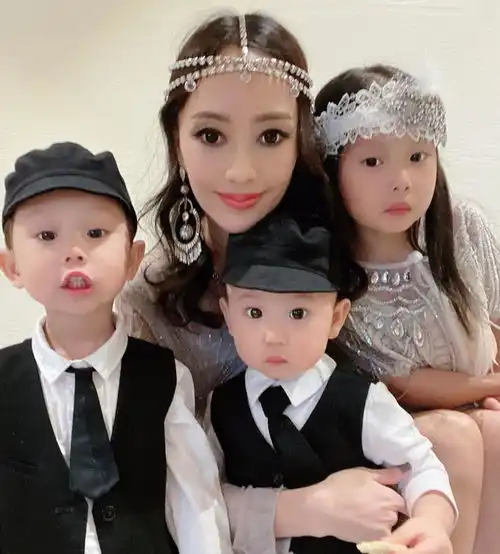 台湾第一千金关颖晒全家福庆新年,4年生3胎的她大秀纤美身材很少女