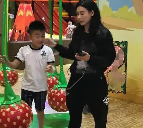 张柏芝逛街为三胎买衣服,看到价格后网友连问三遍你确定