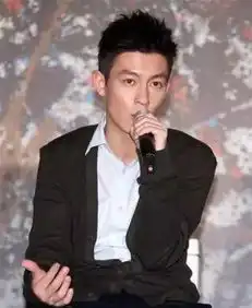 冠希哥又摆出了拍照的姿势,只不过这次却没有微笑...