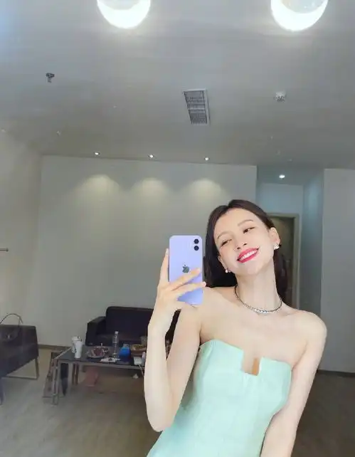 孙怡晒对镜自拍嘟嘴比耶表情搞怪可爱满分