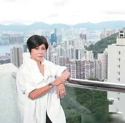 恭喜香港知名歌手战胜肺癌脑癌,自言学会珍惜,曾与刘銮雄为邻