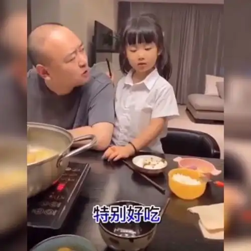 萌娃主动给爸爸夹菜吃,妈妈一旁气得摔筷子,娃霸气回怼逗笑众人