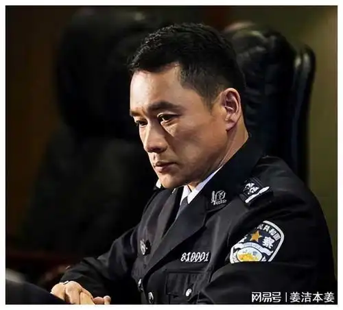 令人神往54岁硬汉武松丁海峰美国树林砍柴烤肉,豪宅尽显奢华